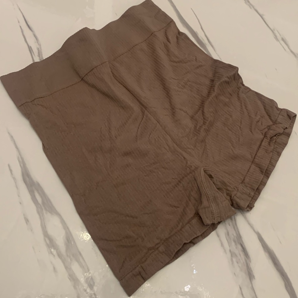 Skims Ribbed Shorts - Picture 2 of 3